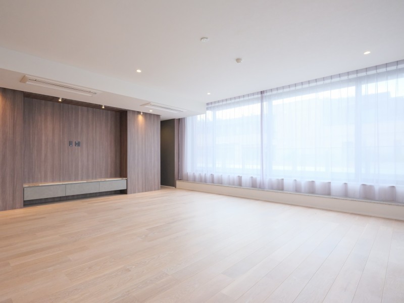 多種多様なライフスタイルに寄り添ったしつらえにリノベーションし、アップデートしたお部屋です。こだわった素材や意匠を纏い、柔らかく、美しく創りあげました。