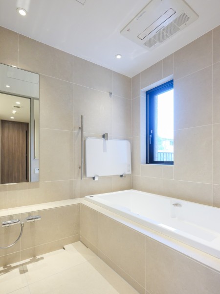 バスルームには窓が付いているので自然な明かりを取り込むことができ、明るく開放的な空間です。ゆったりとしたバスタブで毎日のお風呂時間を心ゆくまで楽しめます。
