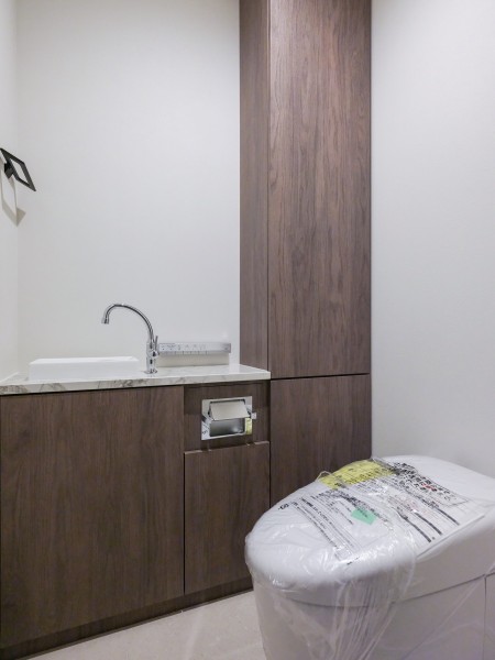 タンクレストイレやスティックリモコンでスタイリッシュな雰囲気を演出したレストルームです。毎日使う場所だからこそ、清潔感と使いやすさを考慮しました。