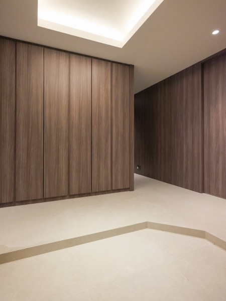 落ち着いた色調で高級感漂う玄関ホールです。ゆとりがある空間なので、キャリーケースなど大きいお荷物の移動も快適です。