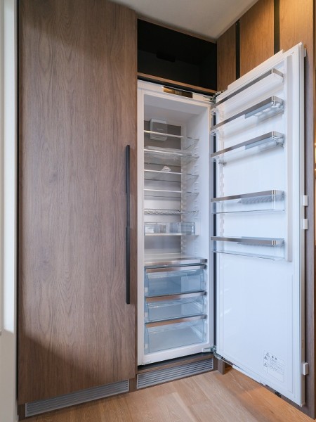 Miele（ミーレ）製のビルトイン冷蔵庫・冷凍庫を採用いたしました。鮮度保持、大容量サイズや洗練されたデザインなどの特徴があり、暮らしを豊かに彩ってくれます。