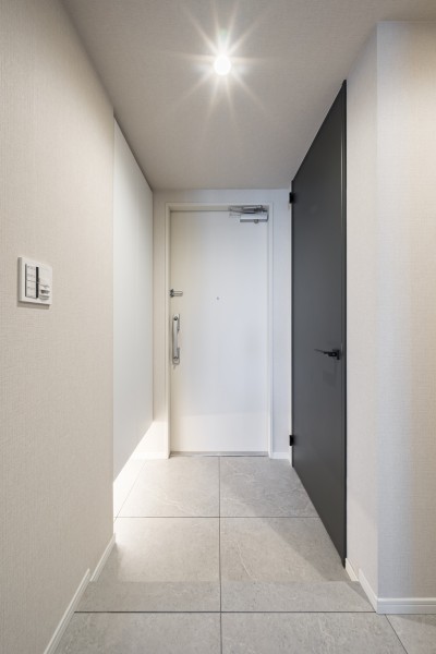 大切なご家族の「ただいま」「おかえり」が行き交う心温まる空間です。フットライトからのびる光が足元を優しく包み込む気品溢れる玄関となっております。