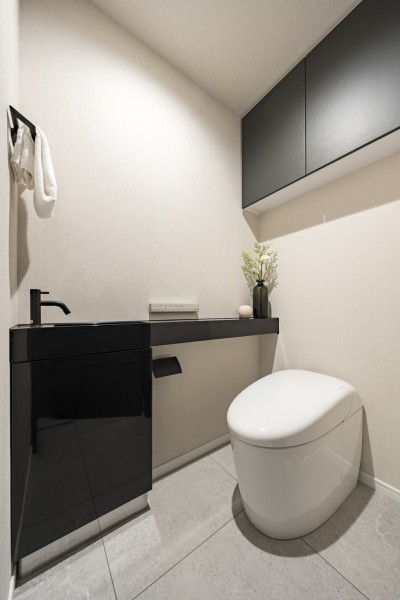 タンクレストイレやスティックリモコンでスタイリッシュな雰囲気を演出したレストルームです。毎日使う場所だからこそ、清潔感と使いやすさを考慮しました。