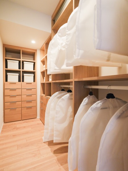 洋室1には頼もしい収納力を持つウォークインクローゼットとシステム収納を備え付けました。居室部分を広々とお使いいただけます。