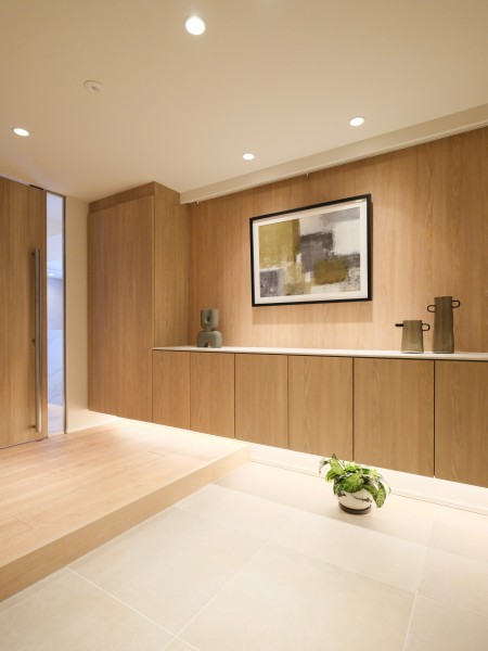 明るくゆとりあるシューズボックスと収納棚を備えた玄関です。シューズボックスのカウンターには季節のインテリアを飾り、四季の移ろいを感じていただけます。