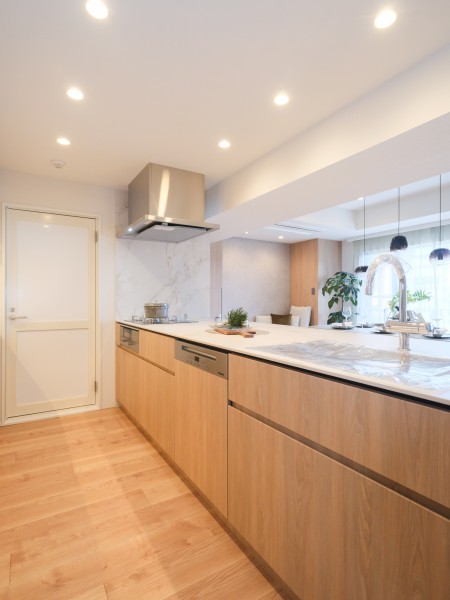 柔らかな印象のデザインが魅力の、田中工藝製システムキッチンを採用しました。心地よい時間を紡ぎ、快適にお料理をお楽しみいただける空間です。