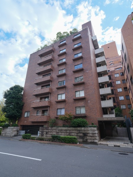 ㈱竹中工務店施工のヴィンテージマンションです。定期的に修繕工事が実施されており、管理体制が良好なことが伺えます。半蔵門駅まで徒歩4分、麴町駅徒歩10分で利便性が良好となっております。