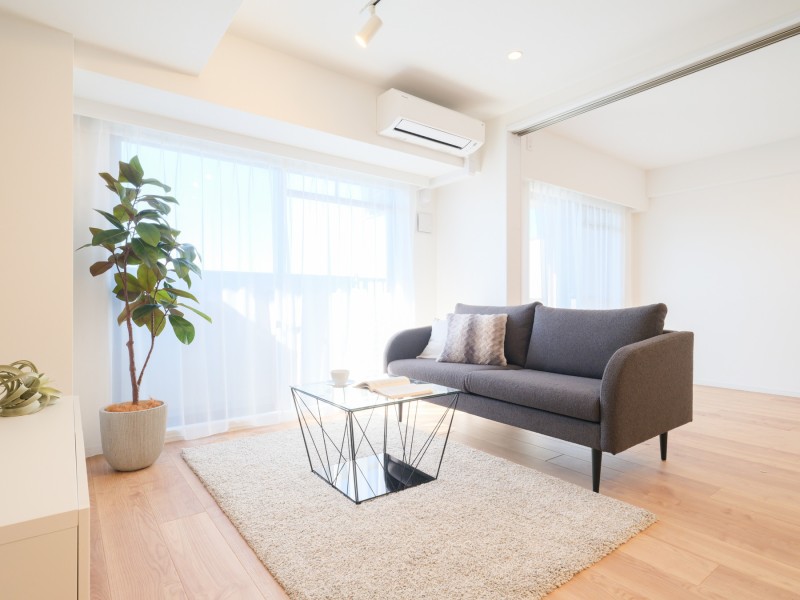 約13.1帖のLDKには大きな窓からたっぷりの光が差し込み、心地よい時間が流れます。開放感があり明日への活力を養うことができる住空間となっております。