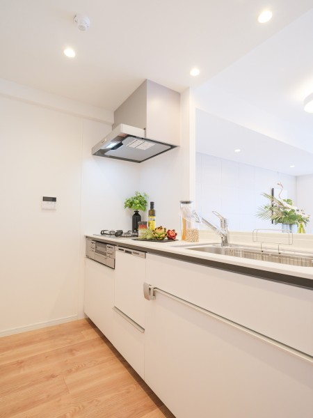 柔らかで洗練された印象を与えるデザインのキッチンを採用しました。心地よい時間を紡ぎ出し、快適にお料理ができそうな空間です。
