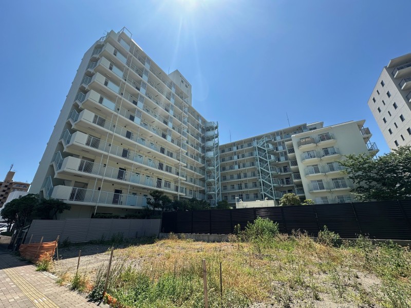 ホワイトカラーで優しい印象をもたらす外観の新耐震基準マンションです。東京メトロ東西線『南砂町』駅徒歩12分のエリアに位置し、都心へのアクセスと近隣の生活利便性が良好です。