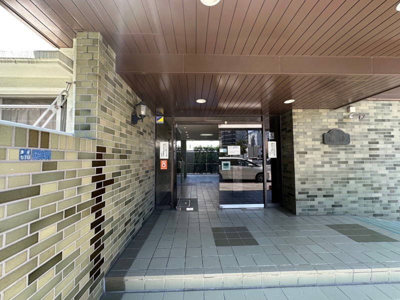 スーパーやコンビニ・ドラッグストアなどが近くにあり、住環境が良好となっております。トピレックプラザ（大型商業施設）まで210ｍでお休みの日にお買い物にもお出かけしやすい立地です。