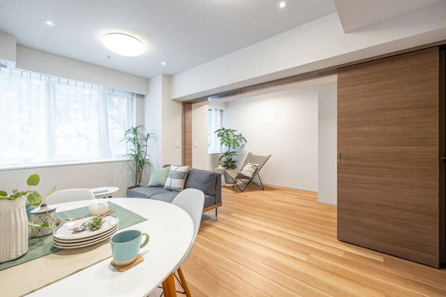 あたたかな陽光と穏やかな空気に纏われたリビングダイニングです。『日常』という大切な時間をより豊かに、快適にお過ごしいただける空間です。