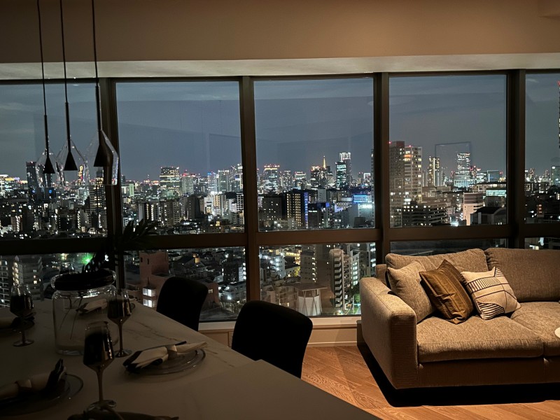 新宿御苑の街並みがめいっぱいに広がり、都心ならではの鮮やかな夜景がお愉しみいただけます。