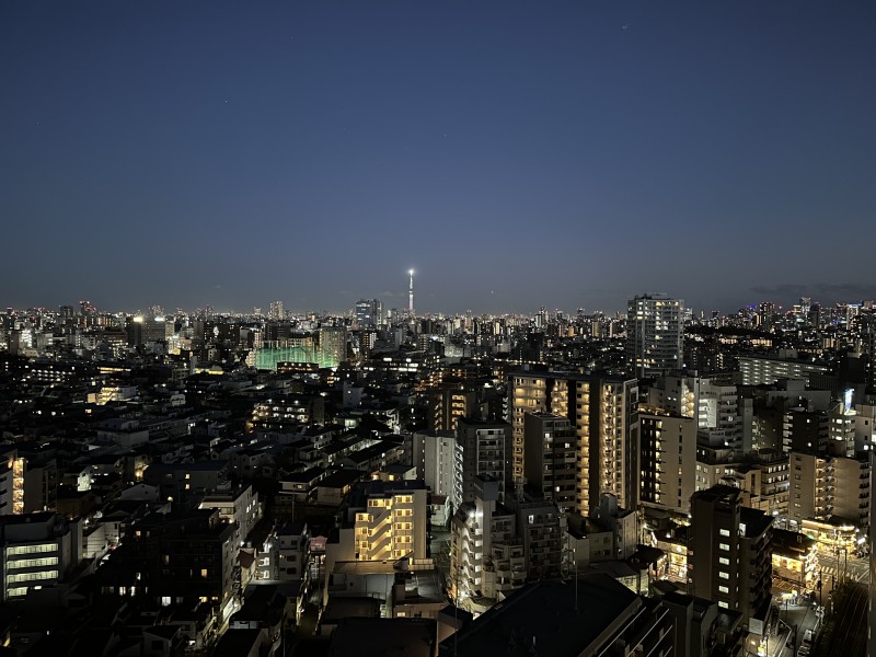 夜には都会ならではの夜景を楽しむことができます。都会の喧騒から離れ、日常をアップデートできる居場所です。ご家族と並んで景色を眺めたくなりますね。