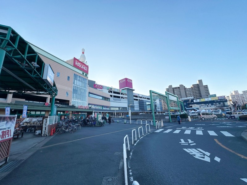 トピレックプラザ（大型商業施設）まで２１０ｍです。「衣・食・住」と「遊び」が揃う利便性良好な住環境です。