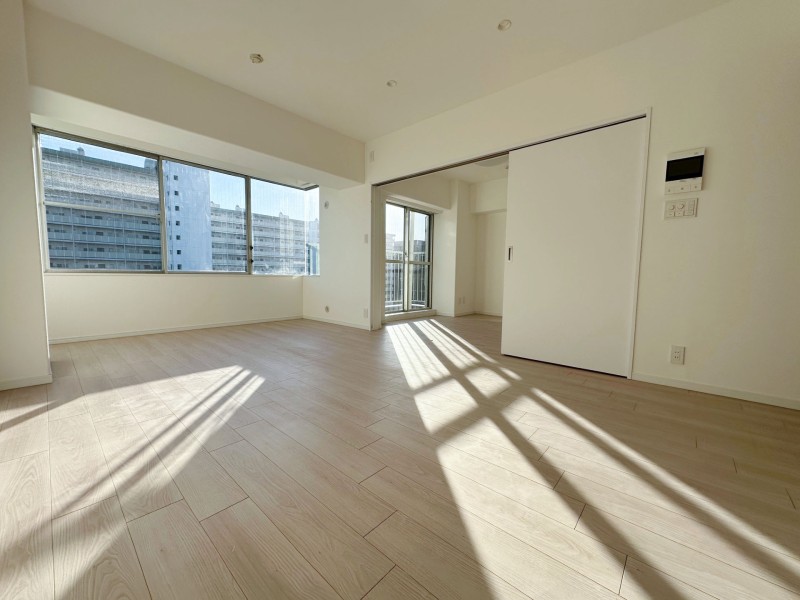 柔らかな表情を生むフローリング素材を使用し、やすらぎとあたたかみを感じられる、心地よい時間を紡ぎ出す居住空間に仕上がりました。