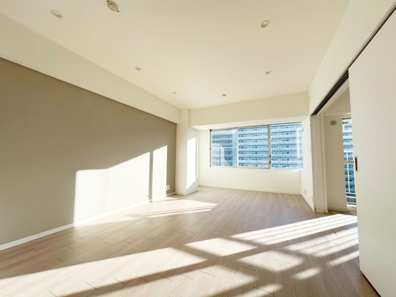 リビングの壁は一面にアクセントクロスを採用しました。柔らかな内装の中に、ニュアンスカラーを採り入れた気品漂う住空間です。