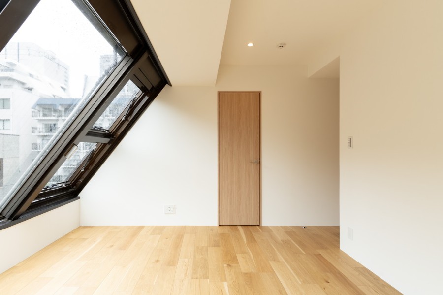 主寝室にぴったりな洋室1は約6.6帖の広さがあります。過ぎゆく時間をのびやかに感じ、プライべート時間を満喫できるお部屋となっております。