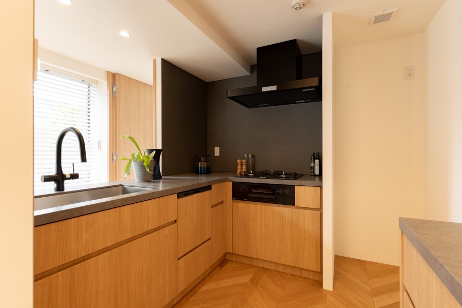 お部屋に溶け込む色合いと材質のオリジナルシステムキッチンを新規交換しました。コンロはガラストップのため美しく、お手入れがしやすい仕様となっております。