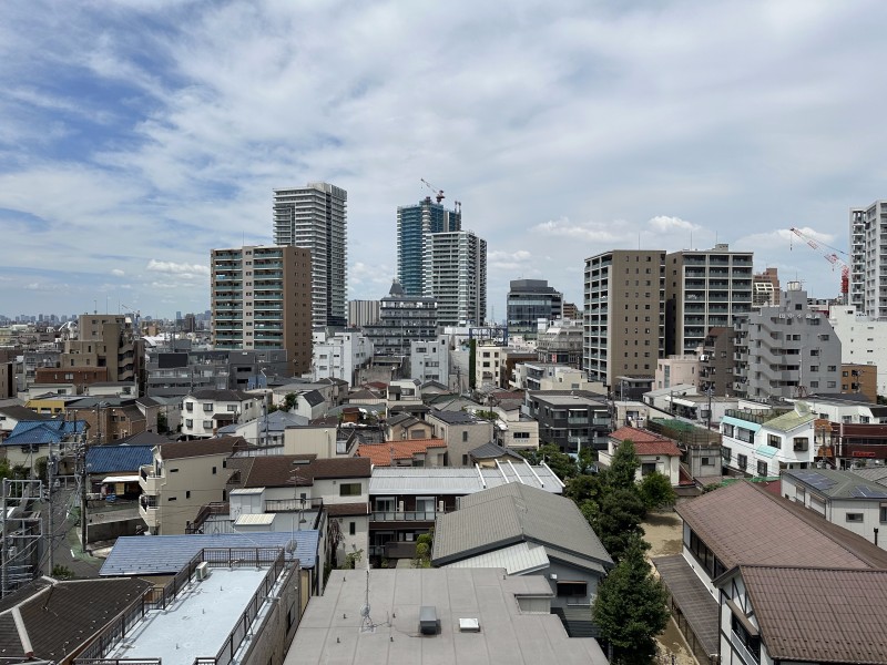 空へと繋がるスマートなビル群のシルエットに都心の刺激を間近に感じながらも、遮るものが少なく青々と開けた空を眺めリラックスできる眺望です。