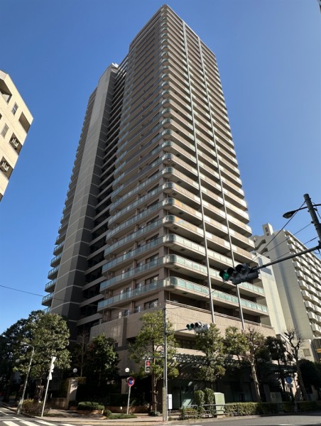 落ち着いた色調で整えられた外観は気品が溢れております。オートロック・宅配ボックスが完備されており、快適にお住まいいただけます。３駅３路線が利用でき、日常の買い物にも便利な住環境です。