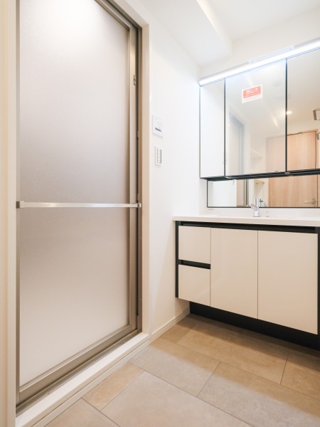 収納豊富で大きな三面鏡付き、デザイン性と機能性を兼ね備えた洗面化粧台です。空間に美しく溶け込み、朝の身支度を整える時間も、入浴後の時間も快適にお使いいただけます。