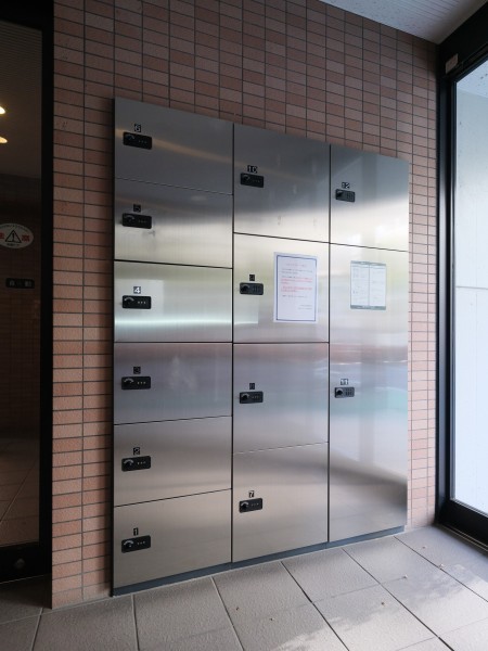 ◆宅配ボックス◆24時間いつでも荷物受け取りが可能。プライベートの時間を邪魔されず、配達時間も気にせず過ごすことができる便利な設備です。