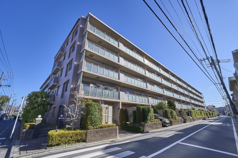 ダブルオートロックや宅配ボックスを完備した管理体制良好のマンションです。小学校と中学校が近く通学が快適。スーパーまで徒歩5分なので、日々のお買い物にも便利です。