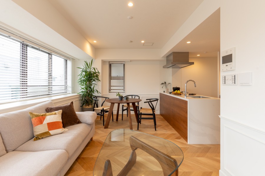 二面採光のLDKは光と風が通り抜ける開放感溢れるお部屋です。広さは約14.6帖、風合いのあるクロスやニュアンスカラーを取り入れ、優しい印象の感じる居住空間へと作り上げています。