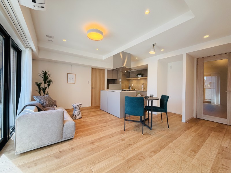 東南向きで陽当たり良好、約12.9帖の明るいLDKです。室内にはニュアンスカラーやホワイト基調、木のぬくもりと美しさが味わえる床材を採用、ナチュラルで上質感のある内装に仕上げています。