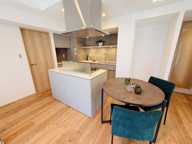 LIXIL製セパレート型のアイランドキッチンを採用しています。作業スペースにもゆとりがあり、ご家族ならんでのお料理も可能です。家事時短に便利な食器洗い機を搭載しています。