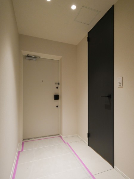 住まいの顔になる玄関は、白を基調に爽やかな空間を演出します。人感センサー付きライトを設置したので、暗い時間帯のご帰宅や両手が塞がっているときも快適です。