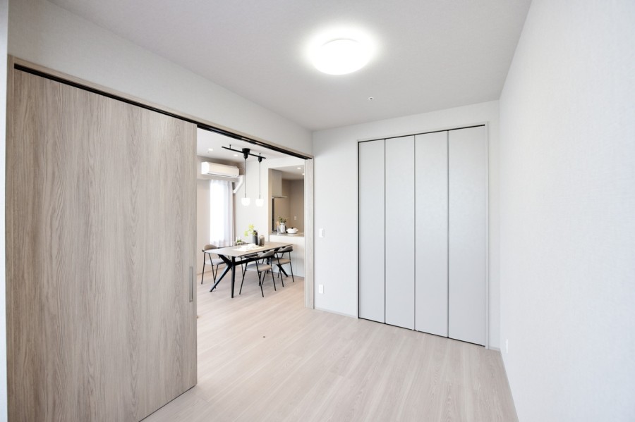 洋室２（約5.3帖）はリビングに隣接しており、扉を開放すると拡張リビングとしても使用できます。家族構成やライフスタイルに合わせてフレキシブルに使用できます。