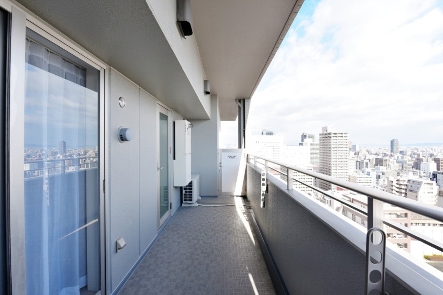 １９階部分の北東角住戸で、全居室に採光が取れた間取りです。前面を遮る建物はないので、大阪市内のエネルギッシュな街と空気を感じることができます。
