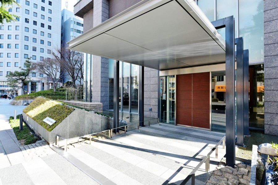 上本町駅から徒歩5分、大阪メトロ谷町九丁目駅徒歩5分とアクセス良好な立地です。近隣にはお買い物施設や教育施設が充実しており、毎日の生活を便利に支えてくれます。ペット２匹まで飼育可能です。