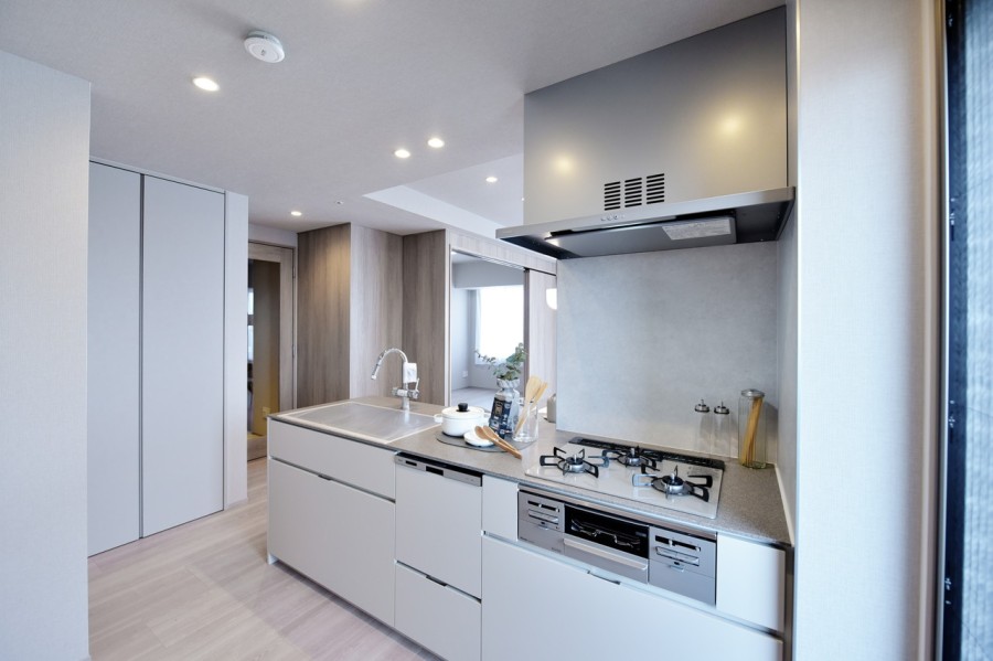 このお部屋のために設えた田中工藝製オーダーシステムキッチンです。食器洗浄乾燥機にディスポーザーをそなえ、家事の効率化に役立ちます。対面式なので、コミュニケーションも取りやすくなっています。