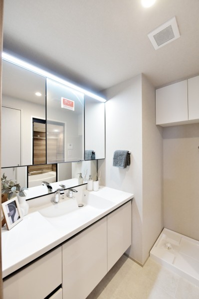 入浴後の穏やかな時間も朝の慌ただしい時間も快適にご使用頂ける洗面台です。タッチレススイッチ採用で、手を触れずに照明をonoffでき、排水口のおそうじも楽々、いつも清潔に使用できます。