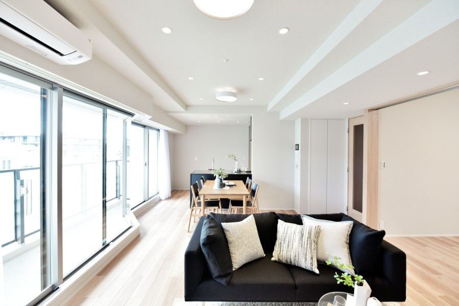 横長のリビングで家具の配置もしやすくなっています。隣接している洋室の扉を開放すると約23.0帖の広々とした空間として使用できます。エアコン１基設置済みで快適に新生活をスタートできます。