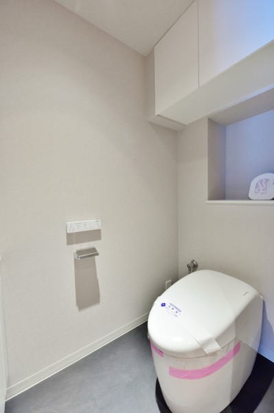 TOTO製ウォシュレット付トイレ新規交換済みです。タンクレストイレを採用しましたので、すっきりとした空間になりました。手洗いカウンターを設置しましたので、家族やゲストがいつも清潔に使用できます。