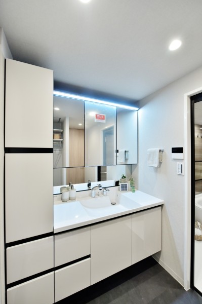 入浴後の穏やかな時間も朝の慌ただしい時間も快適に使用できるパウダールームです。サイドキャビネットや収納を設置していますので、衣類やリネン類もたっぷり使用でき、すっきりと整頓された空間を保てます。