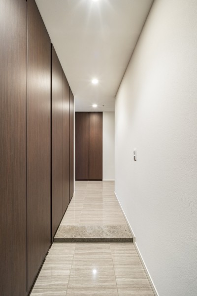 天井までの高さがあるシューズボックスを備え付けたので、玄関をすっきり綺麗に保てます。この先にどんなお部屋が広がっているのか思わずワクワクしてしまう、ラグジュアリーな玄関です。