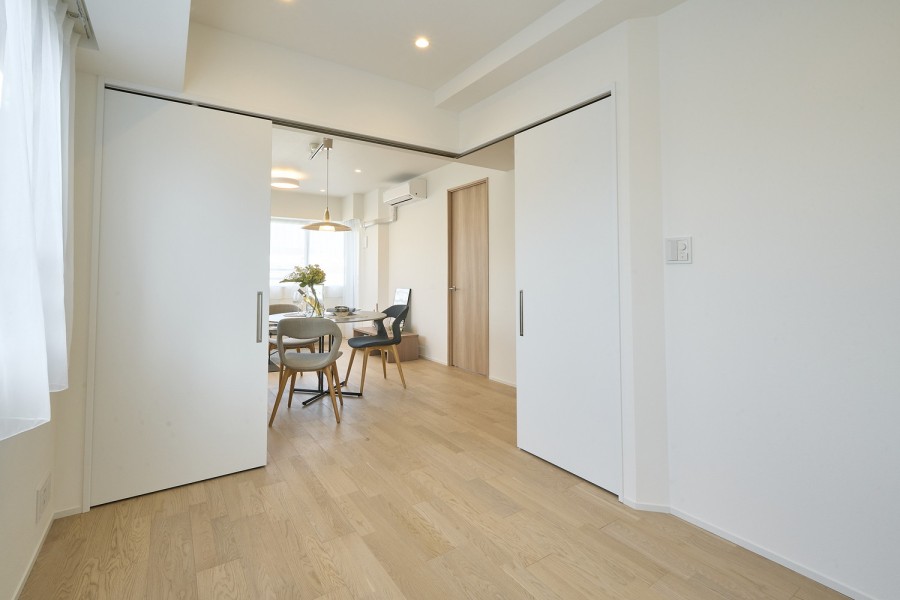 洋室1は約4.8帖の広さがあり、リビングに隣接していながらもプライベート性の高いお部屋となっております。ナチュラルテイストな内装はどんな家具にも相性バッチリです。