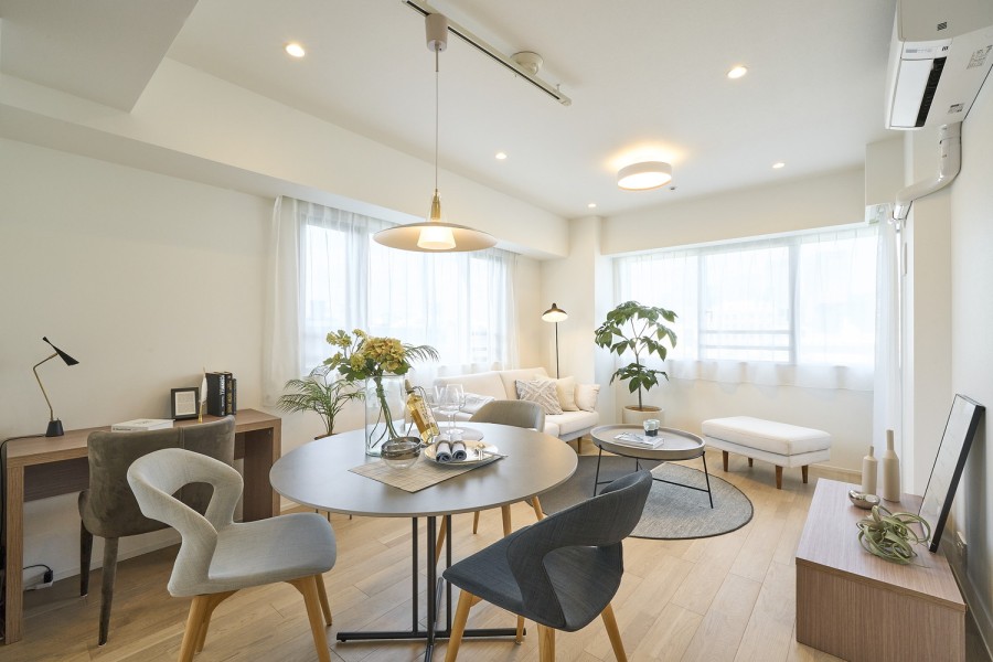 LDKは約14.4帖の広さがあり、二面採光の窓からは明るい自然光が降り注ぎます。自分の世界に没頭する時間も、ご家族の団らんも大切にできる空間です。