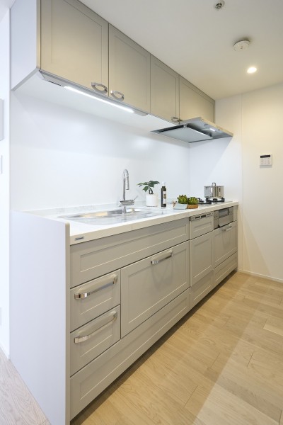 キッチンは収納豊富な壁付けタイプを新規設置。ガスコンロは油汚れもお掃除しやすいガラストップです。家事時短に役立つ食器洗い機も搭載しています。