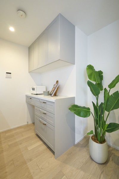 キッチンの背面にはお揃いのカップボードが設置されております。収納が豊富で、お料理グッズや食器などをすっきり収めることができる嬉しい設備です。