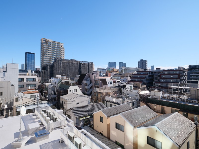 穏やかな時間が流れ、青々とした空の移ろいをお楽しみいただける眺望です。都心の利便性を享受しながらも、安らぎのひと時を大切に感じながら暮らせる住まいです。