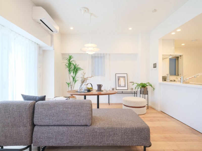 LDKは約13.0帖の広さがあります。ゆらめくカーテンの向こうから、温かい陽の光と風通しの良さを感じ、明るく開放的な空間を演出します。