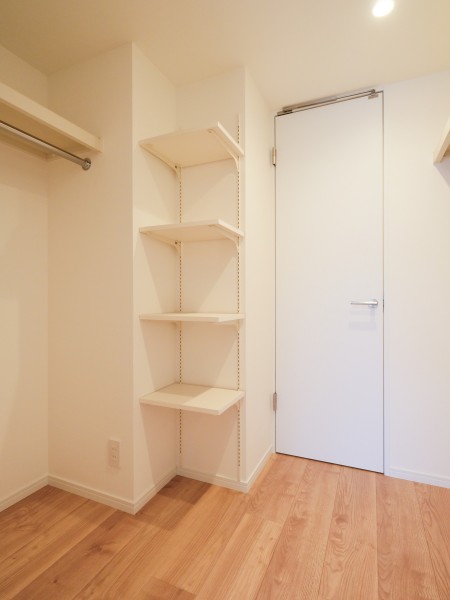 洋室1には頼もしい収納力を持つウォークスルークローゼットを備え付けました。居室部分を広々とお使いいただけます。