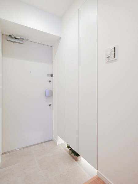 白を基調とした清潔感のある玄関です。人感センサー付きライトを設置したので、暗い時間帯のご帰宅や両手が塞がっているときも快適にご利用いただけます。
