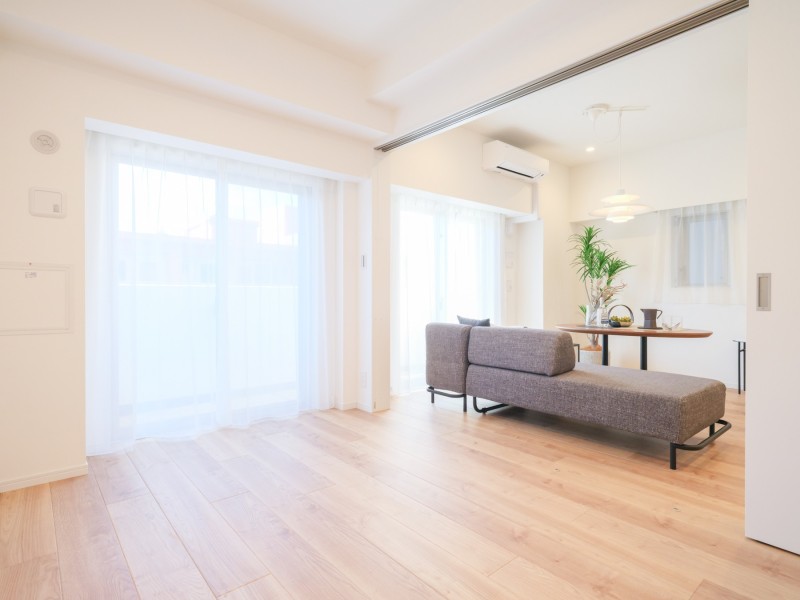 洋室1は約6.5帖の広さがあります。主寝室にぴったりなお部屋です。過ぎゆく時間をのびやかに感じ、プライべート時間を満喫できる空間となっております。